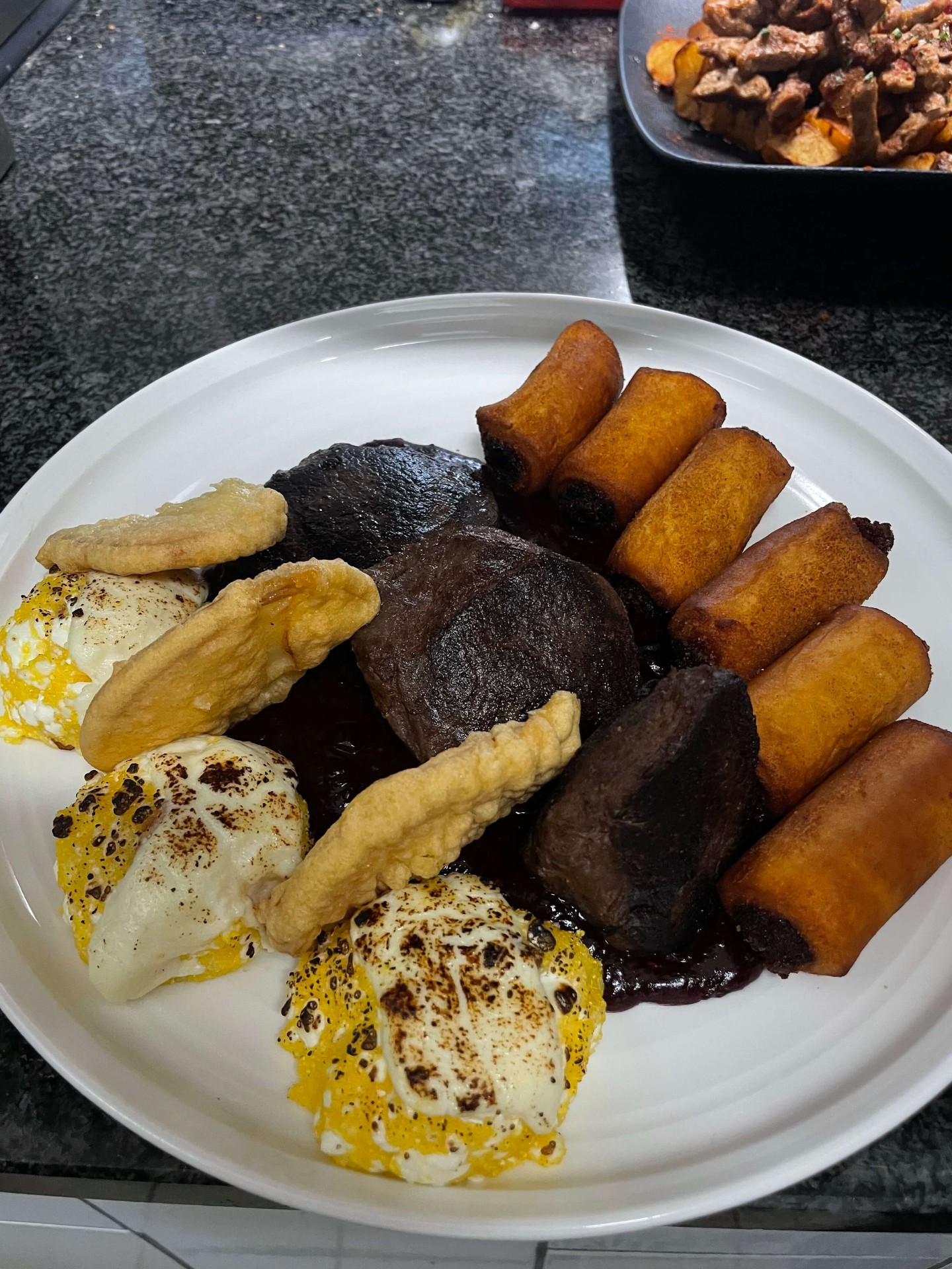Házias vegyes fogás édesburgonya krokettel