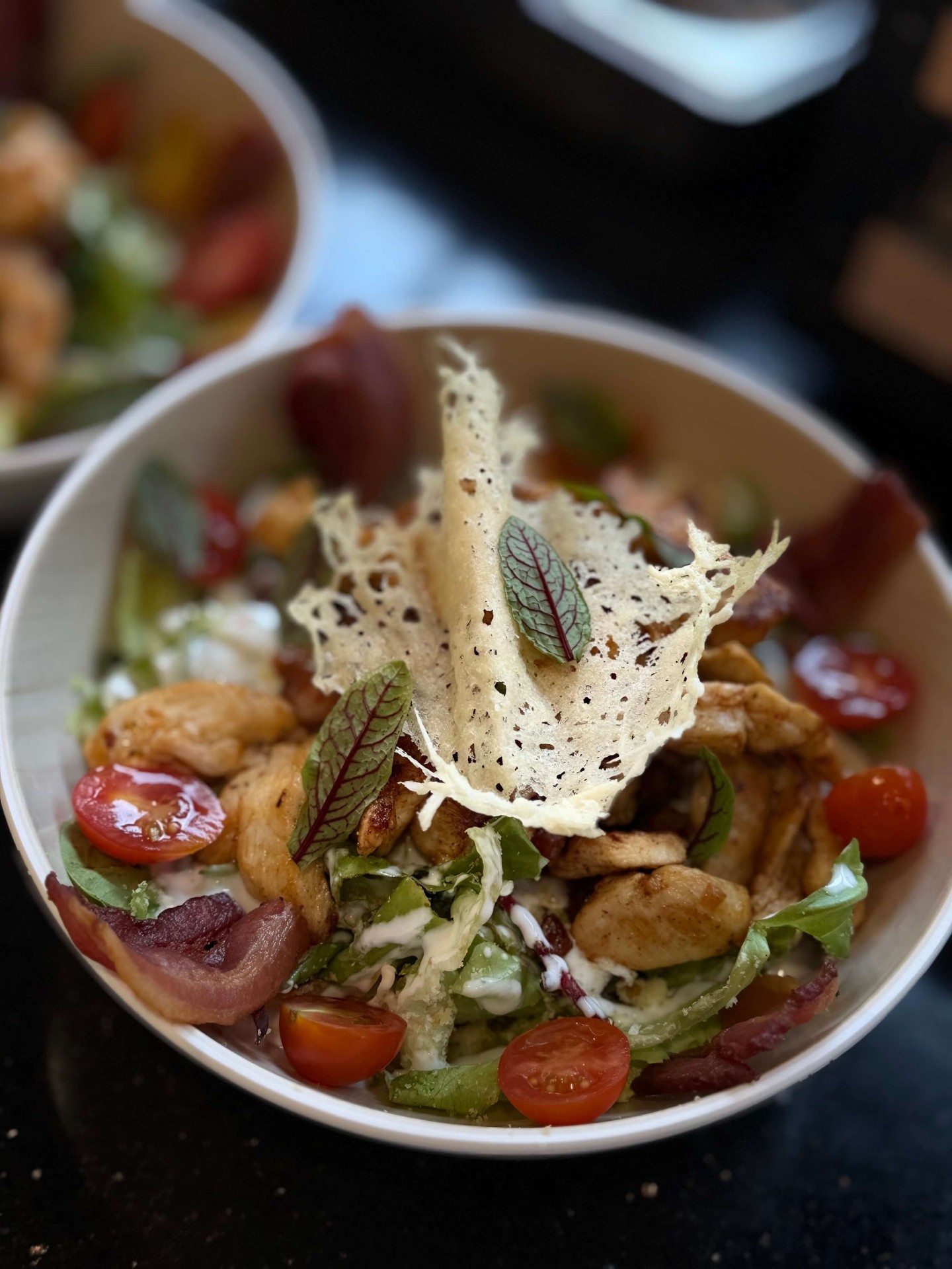 Cézár saláta grillcsirkével és parmezán chipsszel